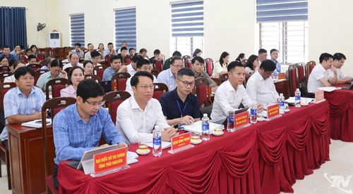 Đại biểu và các cử tri dự buổi tiếp xúc.
