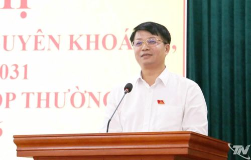 Đồng chí Nông Quang Nhất, Phó Chủ tịch UBND tỉnh tiếp thu kiến nghị của cử tri.