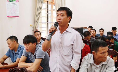 Cử tri xã Cao Minh phát biểu ý kiến tại buổi tiếp xúc.