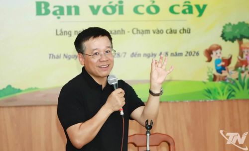 Nhà báo Đỗ Doãn Hoàng (Báo Nhân Dân) trình bày chuyên đề “Thiên nhiên hoang dã – thế giới nhiệm màu của người sáng tạo”.