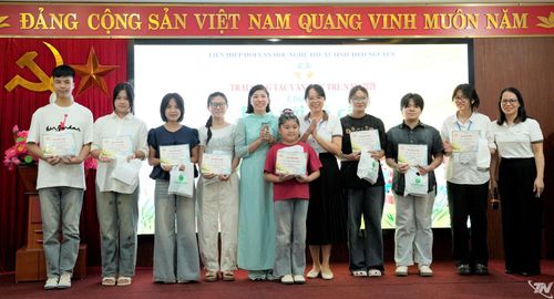 Ban Tổ chức trao giấy chứng nhận cho các học sinh tham gia Trại sáng tác.