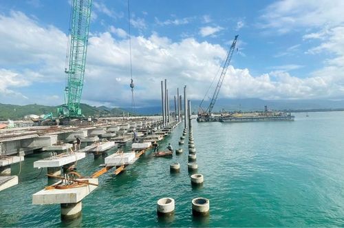 Đầu tư hạ tầng bến số 4, cảng Chân Mây. Ảnh: Minh Văn