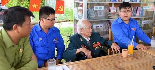  Cựu chiến binh Lê Văn Lân kể lại những trận đánh ngày xưa.