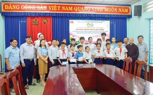Chương trình trao học bổng thiết thực cho những học sinh nghèo hiếu học năm học 2025-2026 trên địa bàn P.Bình Hòa