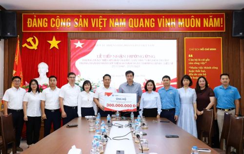Tổng công ty Quản lý bay Việt Nam đã trao số tiền 300 triệu đồng ủng hộ phong trào.