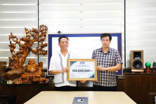 Công ty Cổ phần Tập đoàn Xây dựng Đông Dương trao kinh phí ủng hộ 100 triệu đồng tới chương trình.