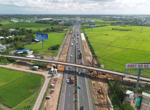 Điểm đầu dự án tại nút giao Chợ Đệm, thuộc Km 9+325, xã Tân Nhựt, TP.HCM; điểm cuối tại Km 105+454, đầu cầu phía Bắc cầu Mỹ Thuận 2, thuộc xã An Hữu, tỉnh Đồng Tháp. (Trong ảnh, khu vực thi công dự án đoạn từ Km27 hướng về trạm dừng chân Châu Thành).