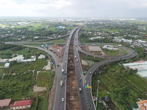 Bộ trưởng yêu cầu Cục Đường bộ Việt Nam cùng các đơn vị liên quan phối hợp chặt chẽ với các địa phương, quyết liệt tháo gỡ vướng mắc về công tác giải phóng mặt bằng, xem đây là điều kiện tiên quyết để bảo đảm tiến độ chung của dự án. (Trong ảnh, công trường nút giao Bến Lức đang được các nhà thầu triển khai thi công).