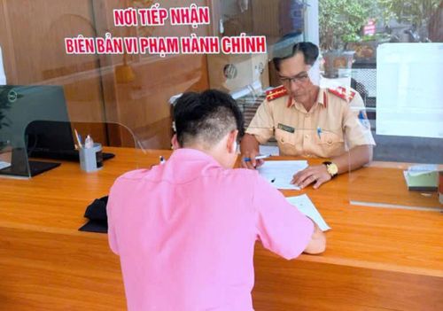 Tài xế xe khách bị xử phạt.