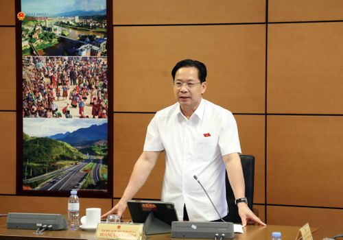 Bí thư Tỉnh ủy, Trưởng Đoàn ĐBQH tỉnh Sơn La Hoàng Văn Nghiệm điều hành thảo luận