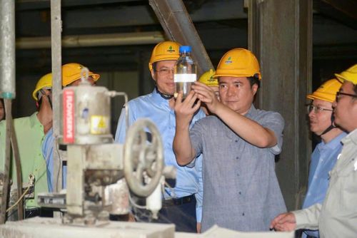 Thứ trưởng Nguyễn Sinh Nhật Tân và đoàn công tác đã trực tiếp làm việc với doanh nghiệp sản xuất E100. Ảnh : BCT