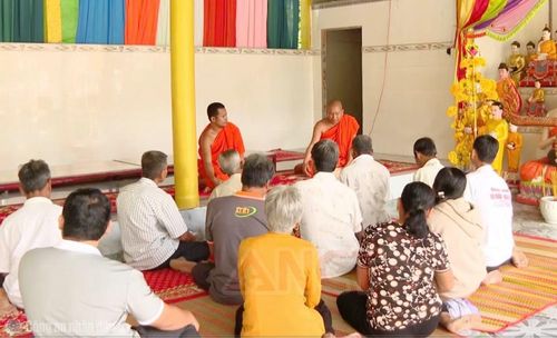 Sư trụ trì và các vị sư sãi trong chùa thường xuyên tuyên truyền chủ trương, đường lối của Đảng, pháp luật của Nhà nước đến đồng bào Phật tử.