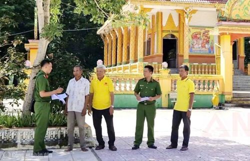 Công an xã Kế Sách hướng dẫn kỹ năng tuyên truyền, phòng chống tội phạm cho các thành viên trong mô hình.