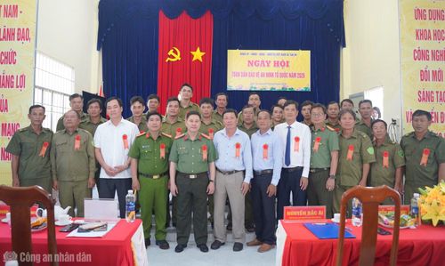 Lãnh đạo Công an tỉnh Cà Mau cùng các đại biểu tham dự Ngày hội toàn dân bảo vệ ANTQ tại xã Tân Ân, ngày 3/8.