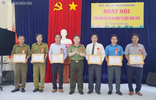Đại tá Lê Mạnh Hùng, Phó Giám đốc Công an Cà Mau tặng Giấy khen các cá nhân có thành tích xuất sắc trong phong trào toàn dân bảo vệ ANTQ xã Tân Ân, ngày 3/8.