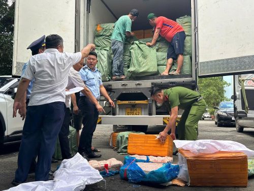 Công an phối hợp kiểm tra, bắt giữ số thực phẩm đông lạnh không chứng từ trên đường đưa đi tiêu thụ.