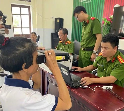 Làm thủ tục cấp căn cước cho những người già không nơi nương tựa, người có hoàn cảnh khó khăn đang ở tại Trung tâm Bảo trợ xã hội TP Huế.