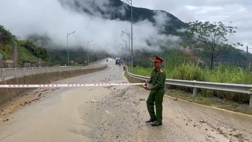 Cảnh sát giao thông tổ chức phân luồng, hướng dẫn các phương tiện lưu thông theo tuyến Quốc lộ 4D cũ để lên, xuống thị xã Sa Pa.