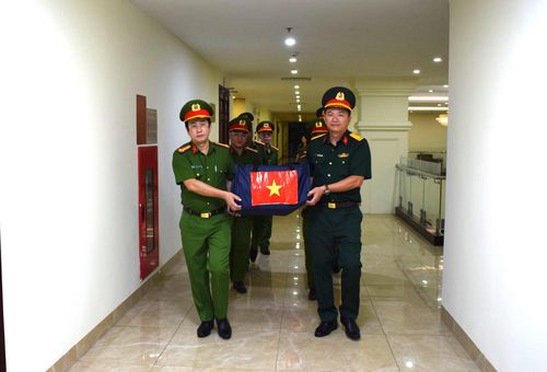 Viện Khoa học hình sự tiếp nhận các mẫu sinh phẩm hài cốt liệt sĩ từ Đoàn công tác của Bộ Chỉ huy Quân sự tỉnh Cà Mau.