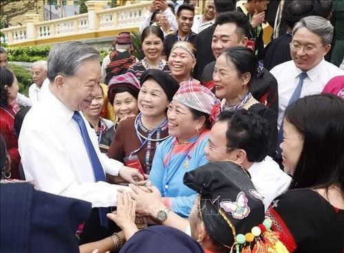 Tổng Bí thư, Chủ tịch nước Tô Lâm với các già làng, trưởng bản, nghệ nhân, người có uy tín tiêu biểu toàn quốc Nhân Ngày Văn hóa các dân tộc Việt Nam.