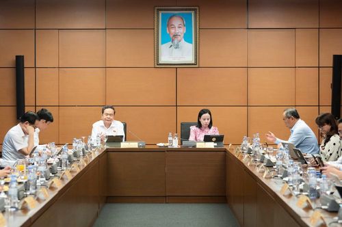  Quang cảnh thảo luận tại Tổ 2. 