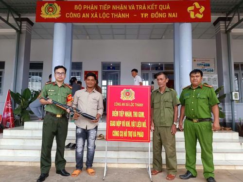 Người dân trên địa bàn tự nguyện đến Công an xã giao nộp khẩu súng hơi tự chế.