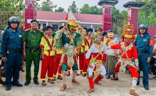 Công an xã phối hợp với Quân sự xã đảm bảo ANTT các hoạt động Tết Chôl Chnăm Thmây trên địa bàn xã.