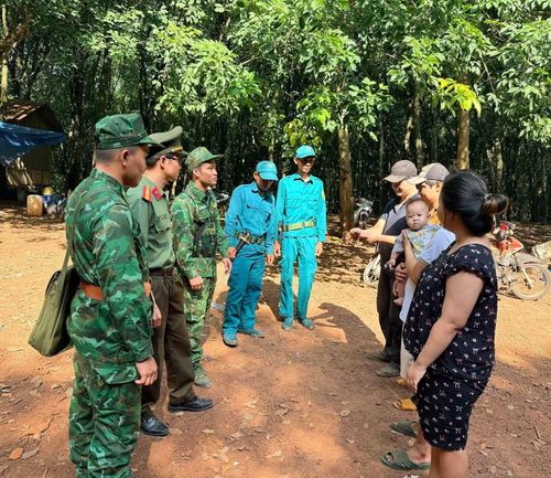 Công an xã và Bộ đội Biên phòng cùng Quân sự xã tuyên truyền pháp luật đến người dân sinh sống khu vực biên giới.