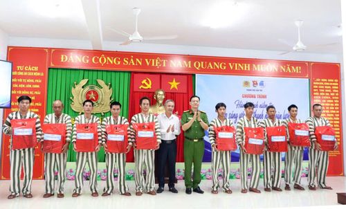 Ban Tổ chức trao quà động viên các phạm nhân cải tạo tốt.