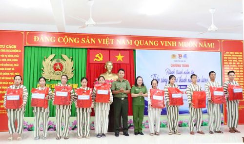 Ban Tổ chức trao quà động viên các phạm nhân cải tạo tốt.