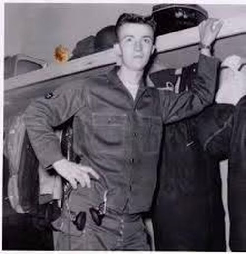 Phi công Robert Hopkins