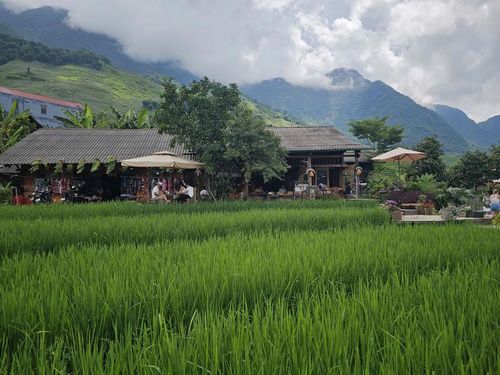 Quán tọa lạc ở nơi có địa thế đẹp. Ảnh: Tuệ Nhi