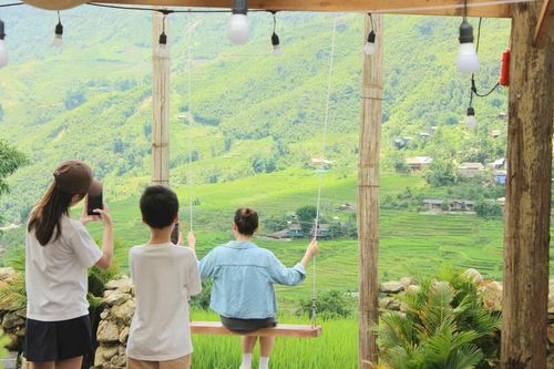 Núi rừng, đồng lúa xanh mát ngay trước mắt. Ảnh: NH