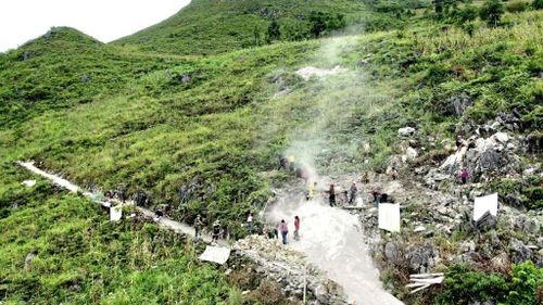 Tinh thần đoàn kết quân dân được vun đắp trên từng mét đường lên bản.