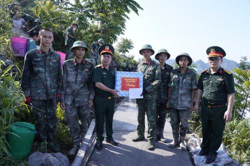 Sự quan tâm, động viên của lãnh đạo Bộ Chỉ huy Quân sự tỉnh tiếp thêm động lực để cán bộ, chiến sĩ vững bước đồng hành cùng nhân dân mở đường về bản.