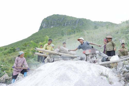 Bụi đá phủ bạc mái đầu, niềm tin về ngày mai sáng trong từng nụ cười.
