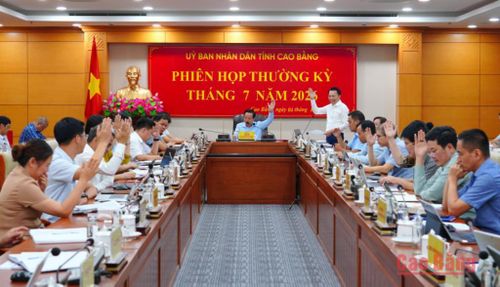 Đại biểu biểu quyết thông qua các dự thảo quyết định trình tại phiên họp.