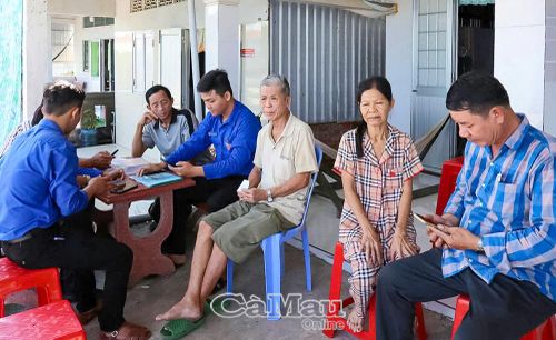 Sau tập huấn, Tổ Công nghệ số cộng đồng ấp Cái Nẩy đến từng hộ trên địa bàn để hỗ trợ người dân sử dụng các tiện ích số.