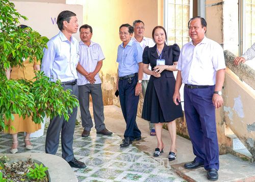 Ủy viên Ban Thường vụ Tỉnh ủy, Phó Chủ tịch UBND tỉnh Nguyễn Minh Luân (bìa phải) kiểm tra tiến độ xây dựng, sửa chữa nhà vệ sinh tại một điểm trường trên địa bàn tỉnh.