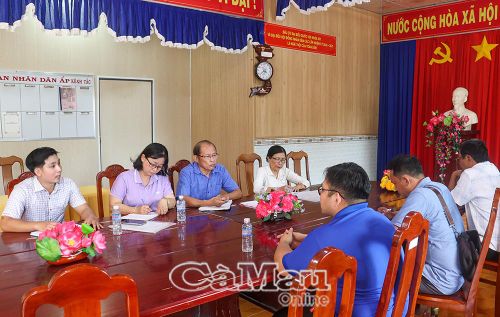 Ðồng chí Nguyễn Hữu Ðức, Phó Bí thư Chi bộ, Trưởng ấp Kênh Tắc (bìa trái) phát biểu tại cuộc họp của ấp.