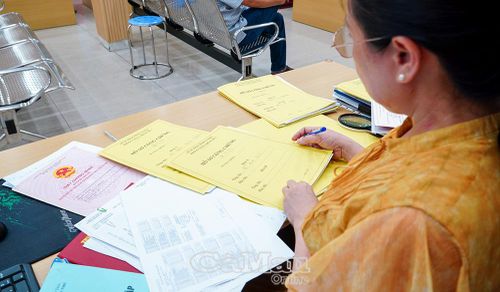 Hồ sơ công chứng hợp đồng chuyển nhượng quyền sử dụng đất được cơ quan thuế phối hợp khai thác, đối chiếu với cơ sở dữ liệu nhằm kịp thời phát hiện, xử lý các trường hợp kê khai chưa phù hợp với giá trị giao dịch thực tế.