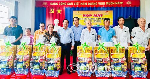 Phó Chủ tịch Thường trực Ủy ban MTTQ Việt Nam tỉnh Cà Mau Lê Thanh Triều và Bí thư Đảng ủy Xã Hồng Dân Hà Tấn Linh trao quà cho nạn nhân và đại diện gia đình nạn nhân chất độc da cam.