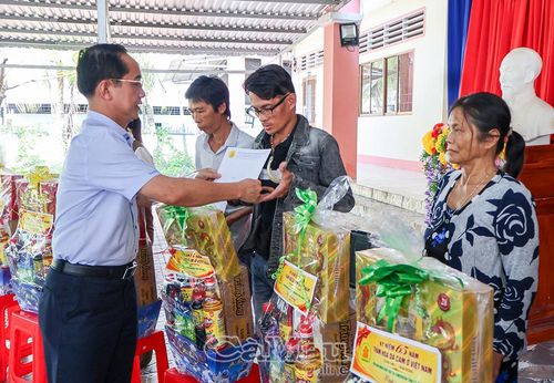Phó Bí thư Tỉnh ủy, Chủ tịch Ủy ban MTTQ Việt Nam tỉnh Cà Mau Hồ Thanh Thủy trao quà đến đại diện các hộ gia đình có người thân chịu ảnh hưởng bởi chất độc da cam/dioxin trên địa bàn xã Đá Bạc.