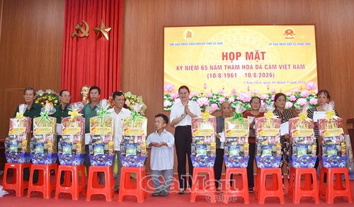 Phó Chủ tịch Hội Nạn nhân chất độc da cam/dioxin tỉnh Đặng Minh Trạng (ảnh trên) và Bí thư Đảng ủy xã Châu Thới Trương Ngọc Thảo trao quà cho các nạn nhân chất độc da cam.