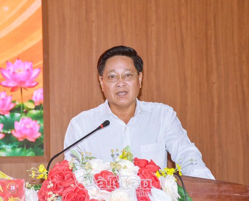 Đồng chí Bùi Tấn Bảy, Phó Chủ tịch HĐND tỉnh, phát biểu chia sẻ, động viên các nạn nhân chất độc da cam.