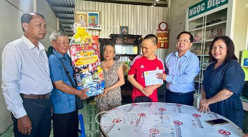 Đoàn công tác tỉnh thăm, tặng quà gia đình anh Đặng Thanh Hiểu, nạn nhân chất độc da cam, ấp Thống Nhất, Xã Hồng Dân.