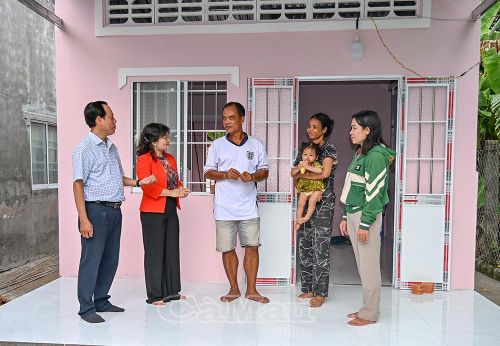 Phó Chủ tịch Ủy ban MTTQ Việt Nam tỉnh Cà Mau Võ Thị Ngọc Hân (thứ hai từ trái sang) cùng đoàn công tác kiểm tra tiến độ xây dựng nhà cho hộ anh Thạch Lập, khóm Giồng Giữa, phường Hiệp Thành.