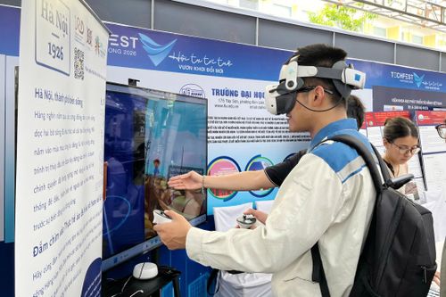 Khách tham quan trải nghiệm công nghệ thực tế ảo tại Techfest Hải Phòng 2026. Ảnh: PHÚ THÀNH