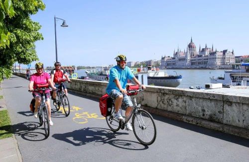 Người dân đạp xe dọc bờ sông Danube (Hungary). Ảnh: Trang thông tin thành phố Budapest