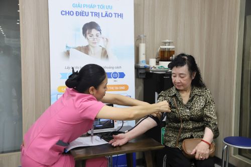 Người cao tuổi phường Hoàn Kiếm được tư vấn sức khỏe tại chương trình. Ảnh: PV